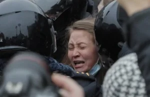 Policjant z całych sił kopie kobietę w brzuch. Tak tłumią protesty w Rosji