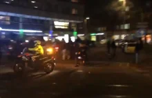 Holandia: Zamieszki w Hadze, policjant na motocyklu musiał uciekać przed...