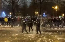 Protestujący bombardują policję śnieżkami