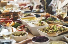 Jak zorganizować uroczysty rodzinny obiad bez gotowania?
