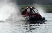 Weszli na łódź ratowników WOPR i oderwali koło. Sprawą zajmie się policja?