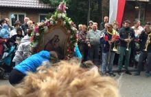 Wywijanie obrazami na procesji, czyli Taniec Feretronów