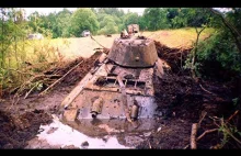 Wyciąganie czołgu T-34 zatopionego w rzece w czasie II Wojny Światowej.
