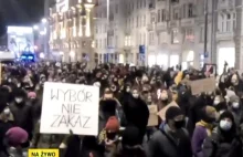 W Warszawie już setki osób idą ulicami.