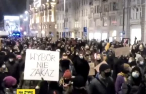 W Warszawie już setki osób idą ulicami.