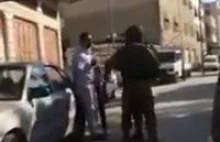 Kłótnia Izraelskich żołnierzy z nieuzbrojonym mężczyzną