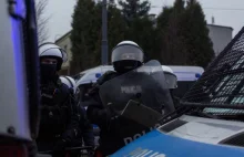 Policja zmobilizowała siły na Żoliborzu. Ponad 20 aut "ukryło się" na...