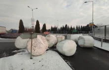 Nagranie: Z przyczepy zsunęły się bele z sianokiszonką. Rondo zablokowane.