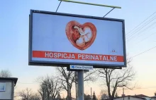 Billboardy z grafiką dziecka w łonie-sercu promują hospicja perinatalne