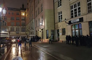 Policja bohatersko własnymi ciałami broni wejścia do klubu
