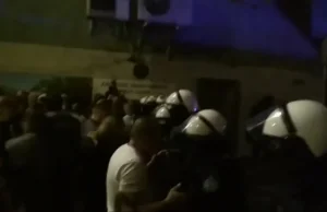 Policja blokuje wejście do klubu w Rybniku