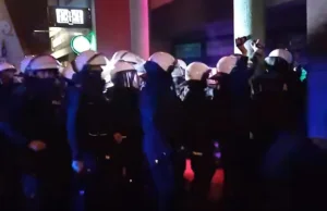 Kilkudziesięciu policjantów szturmuje niewielkie drzwi klubu muzycznego [WIDEO]