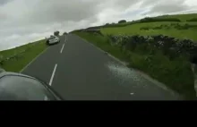 Brytyjski kierowca zalicza flipa podczas jazdy