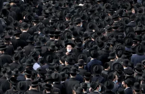 Izrael: Mimo lockdownu 10 tys. osób uczestniczyło w pogrzebie rabina
