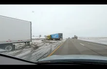 Skutki zamieci na autostradzie 80 w Iowa