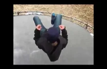 Chłopaczek skacze na zamarzniętą trampolinę