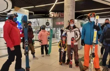 Narciarze i snowboardziści jeździli na schodach w Galerii Katowickiej. Protest!