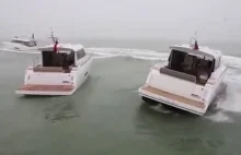 Porównanie łodzi ze stabilizatorem i bez.