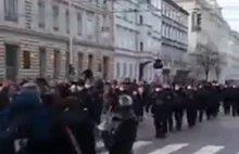 W Wiedniu policjanci dołączyli do protestujących przeciw restrykcjom.