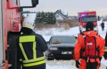 Kierowca wpadł Audi do kałuży. Dyżurny wysłał na pomoc pięć zastępów...