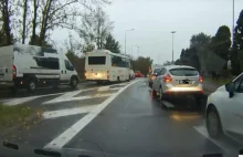 Kierowcy w Katowicach nie potrafią jeździć na suwak. Ten filmik jest...