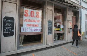 "SOS. Jesteśmy zamknięci od 100 dni". Licznik na oknie restauracji.