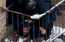 Facet z Bronxu barykaduje się, strzela do policjantów i podpala mieszkanie
