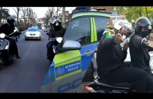Brytyjska policja kulturalnie zatrzymuje zlodzieja na skuterze.