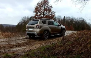 Dacia Duster 2WD kontra 4WD na błotnistym wzniesieniu