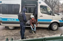 Policjanci dali bezdomnemu buty, żeby mógł pójść do pracy