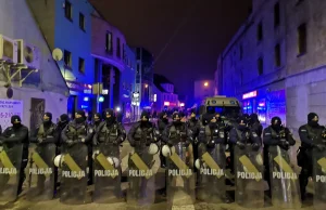 Policja barykaduje wejście na ulicę, gdzie znajduje sie klub Face 2 Face.