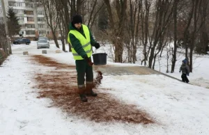 W Krakowie zamiast solą chcą posypywać chodniki fusami z kawy