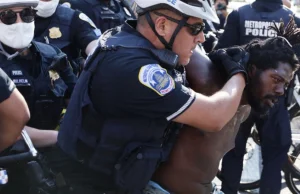 Facebook: Biali policjanci powinni korzystać z VR, żeby poczuć się jak czarni