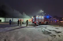 Płonie Lidl na warszawskich Bielanach. Zawalił się dach (WIDEO, ZDJĘCIA)