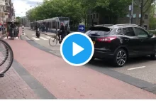 Ruch uliczny w Amsterdamie widziany ze skrzyżowania
