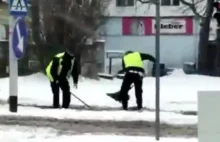 Policjanci w Katowicach złapali za łopaty i odśnieżają chodniki w mieście