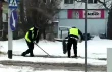 Policjanci w Katowicach wzięli łopaty i zaczęli odśnieżać przejście dla pieszych