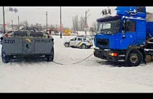 Do Kijowa pojechał policyjny transporter opancerzony, aby pomóc samochodom