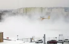 Widowiskowy start śmigłowca LPR z zaśnieżonego lądowiska przy szpitalu...