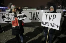 Przed TVP wjechał motorem w grupę protestujących. Zarzuty postawiono... pieszemu