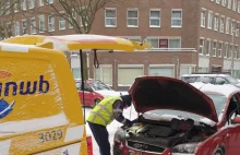 'Atak' zimy w NL: Pomoc drogowa ma pełne ręce (zbędnej) roboty