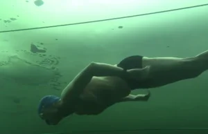 Łodzianin rekordzistą świata w pływaniu z monopłetwą pod lodem
