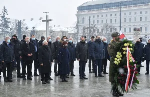 Co robią dziś politycy PiS? Czczą pamięć ofiar katastrofy smoleńskiej. (－‸ლ)