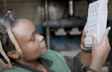 Kobieta z Kenii odkryła sposób na przetworzenie plastikowych odpadów na cegły