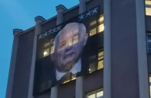 Jarosław Kaczyński na budynku poznańskiego ZUS.