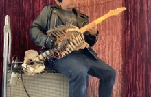 YouTuber buduje gitarę ze szkieletu swojego zmarłego wujka. Gra na niej metal
