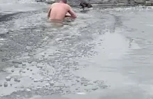 Mężczyzna ratuje psa