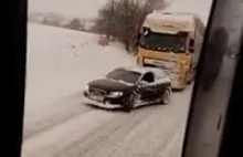 Audi holuje ciężarówkę pod wzniesienie