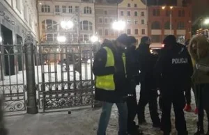 Trwa oblężenie klubu Wall Street we Wrocławiu przez policję