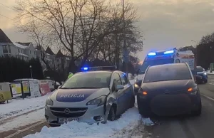 Zderzenie z policyjnym radiowozem. Dwóch policjantów trafiło do szpitala.